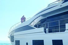 Futebolista e Georgina mostram-se  a descontrair no iate, em momentos de lazer 