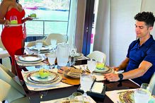 Futebolista e Georgina mostram-se  a descontrair no iate, em momentos de lazer 