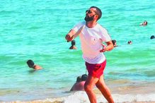 Simão a jogar raquetes com a filha Mariana nos Salgados  