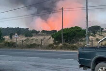 Incêndio mobiliza quase 100 bombeiros em Vila Nova de Milfontes