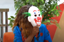 A comentadora do 'Big Brother' Eliane Tchissola ofereceu uma máscara de palhaço a Jéssica no programa 'A Tarde é Sua'