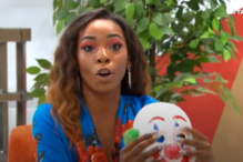 A comentadora do 'Big Brother' Eliane Tchissola ofereceu uma máscara de palhaço a Jéssica no programa 'A Tarde é Sua'