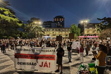 Centenas de pessoas juntam-se em vigília de homenagem a animais mortos em incêndio de Santo Tirso