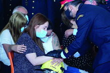 Companheira recebeu capacete do bombeiro durante a cerimónia marcada pela dor