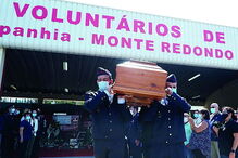 Colegas do operacional carregaram a urna, seguindo depois para o crematório de Leiria  