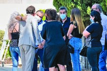 Toy em lágrimas no último adeus ao pai