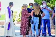 Toy em lágrimas no último adeus ao pai