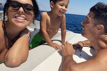 Cristiano Ronaldo e Georgina Rodríguez no iate de luxo com Mateo
