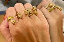 Ana Garcia Martins exibe anéis de cobras