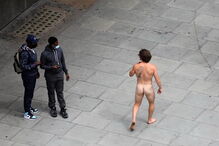 Homem passeia nu com máscara em Londres