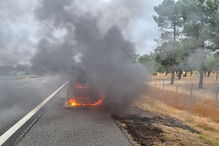 Carro foi totalmente destruído pelo fogo