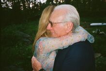 Nicola Peltz abraçada ao pai, Nelson Peltz