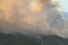  Incêndio combatido por 10 meios aéreos aproxima-se de aldeia na Covilhã. Veja as imagens