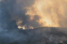  Incêndio combatido por 10 meios aéreos aproxima-se de aldeia na Covilhã. Veja as imagens