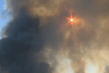  Incêndio combatido por 10 meios aéreos aproxima-se de aldeia na Covilhã. Veja as imagens