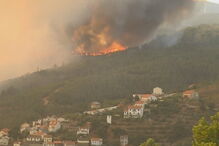 Incêndio combatido por 14 meios aéreos ameaça aldeia e parque natural na Covilhã