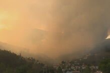 Incêndio combatido por 14 meios aéreos ameaça aldeia e parque natural na Covilhã	