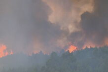 Incêndio combatido por 13 meios aéreos ameaça aldeia e parque natural na Covilhã