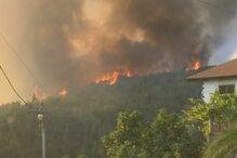Incêndio combatido por 13 meios aéreos ameaça aldeia e parque natural na Covilhã