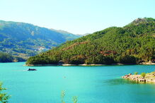 Albufeira da Caniçada, às portas do Gerês, é um lugar procurado para construção de casas de férias 