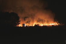 Cinco bombeiros feridos em incêndio em Chaves. Mais de 300 operacionais combatem chamas