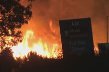 Cinco bombeiros feridos em incêndio em Chaves. Mais de 300 operacionais combatem chamas