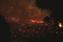 Cinco bombeiros feridos em incêndio em Chaves. Mais de 300 operacionais combatem chamas