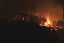 Cinco bombeiros feridos em incêndio em Chaves. Mais de 300 operacionais combatem chamas
