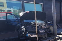 Carro despista-se e embate contra poste de eletricidade na marginal de Gaia. Veja as imagens