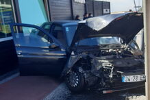 Carro despista-se e embate contra poste de eletricidade na marginal de Gaia. Veja as imagens