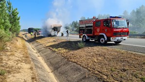 Camião incendeia-se na A2 no sentido norte-sul em Grândola