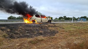 Carro incendeia-se na A2 em Grândola e é consumido pelas chamas