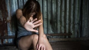 Mulher vítima de violação é novamente abusada por polícia a quem apresentou queixa