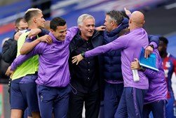 Mourinho leva Tottenham à Europa