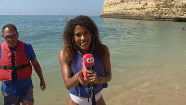 Repórter de Biquíni anda de mota de água na praia Nossa Senhora da Rocha em Lagoa