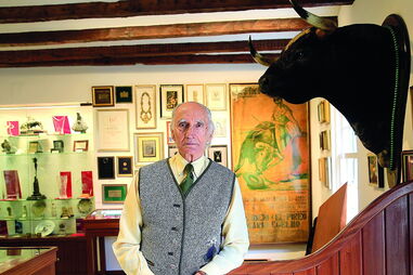 Mário Coelho fotografado na sua casa de Vila Franca de Xira, rodeado de prémios e boas memórias   