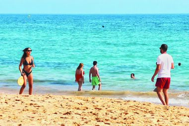 Simão a jogar raquetes com a filha Mariana nos Salgados  