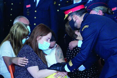 Companheira recebeu capacete do bombeiro durante a cerimónia marcada pela dor