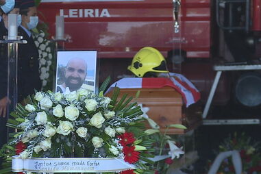 “Bombeiro exemplar” que morreu em incêndio em Leiria lembrado com sirenes