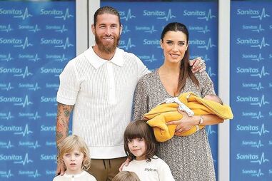 Sergio Ramos leva filho recém-nascido para casa