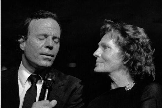 Amália, Júlio Iglesias