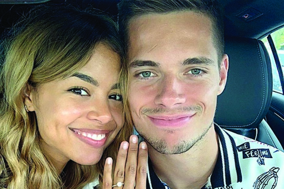 Casal mostra anel de noivado