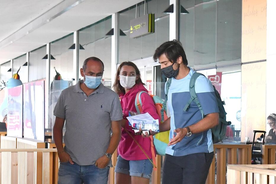 Casal à chegada ao Aeroporto Cristiano Ronaldo  