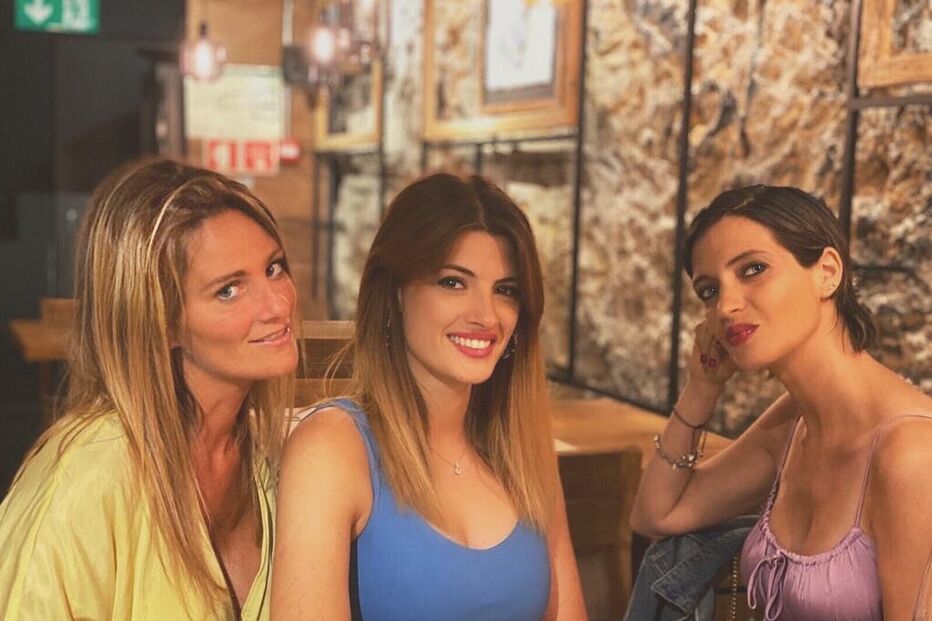 Sara Carbonero com as amigas