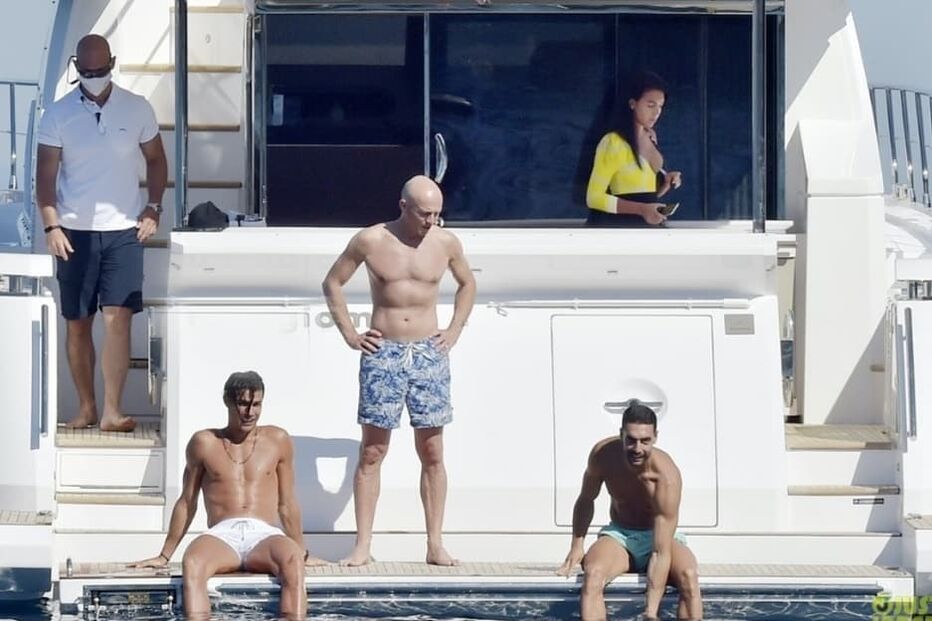 Cristiano Ronaldo e Georgina Rodríguez desfrutam de passeio romântico de barco