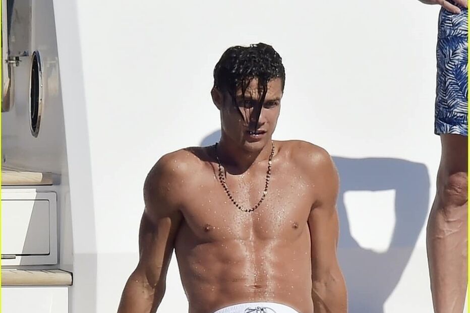 Cristiano Ronaldo e Georgina Rodríguez desfrutam de passeio romântico de barco