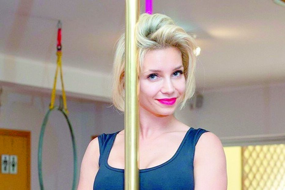 Luciana Abreu dança no varão