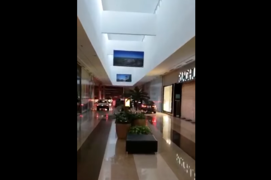 Centro comercial no Brasil autoriza entrada de carros nos corredores das lojas devido ao coronavírus