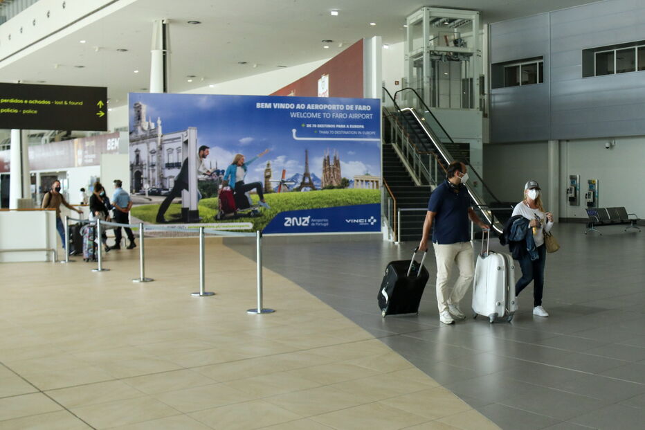 Medida vai fazer com que haja menos turistas britânicos a desembarcar nos aeroportos nacionais este verão