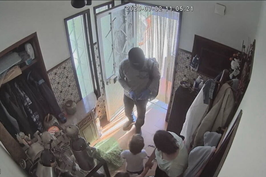 Assaltante sequestra crianças e ama no WC em Aveiro